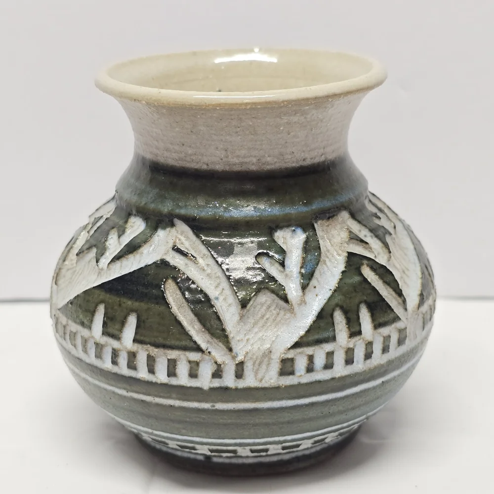 John Maccassey Stoneware Pottery New Zealand Cut Carved Green And Cream Vase - Picture 7 of 8